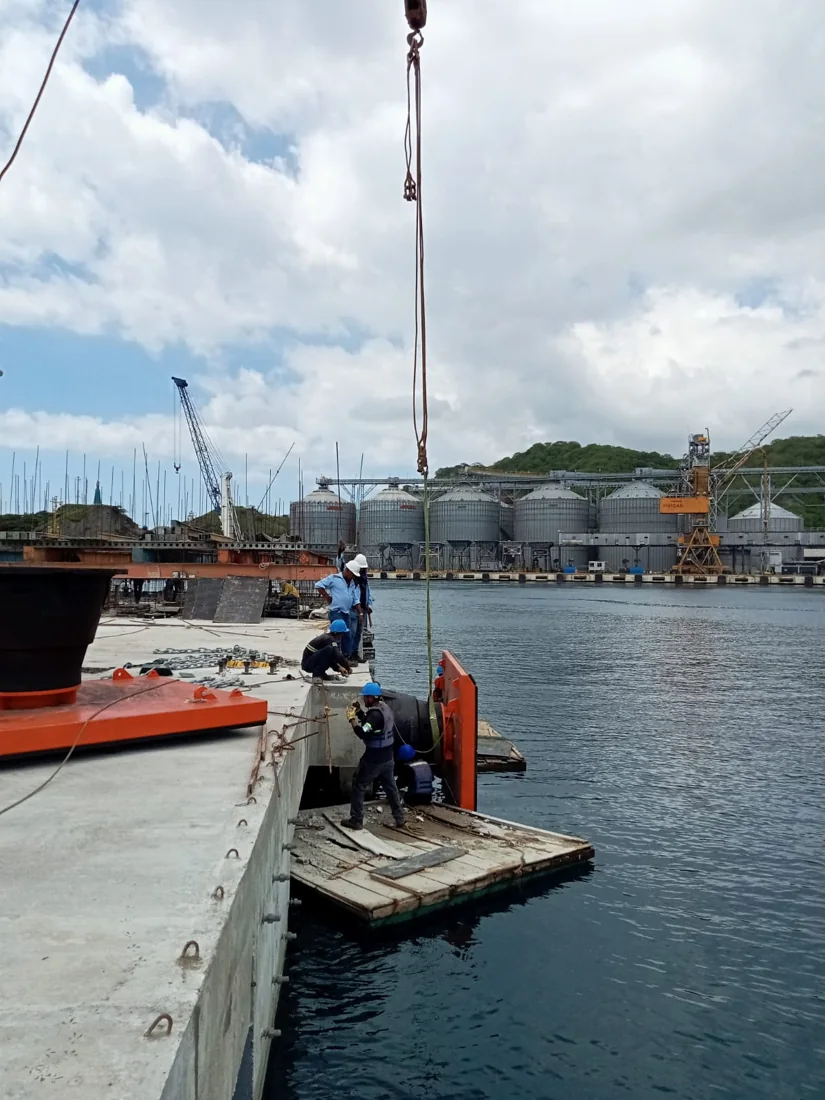 Instalación de defensas de muelle